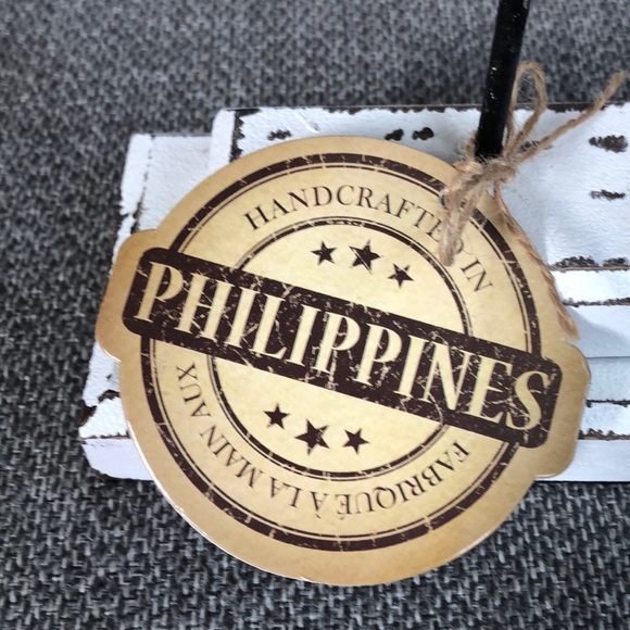 Handcrafted whitewashed wood cross on a metal rod - Picture 4 of 9